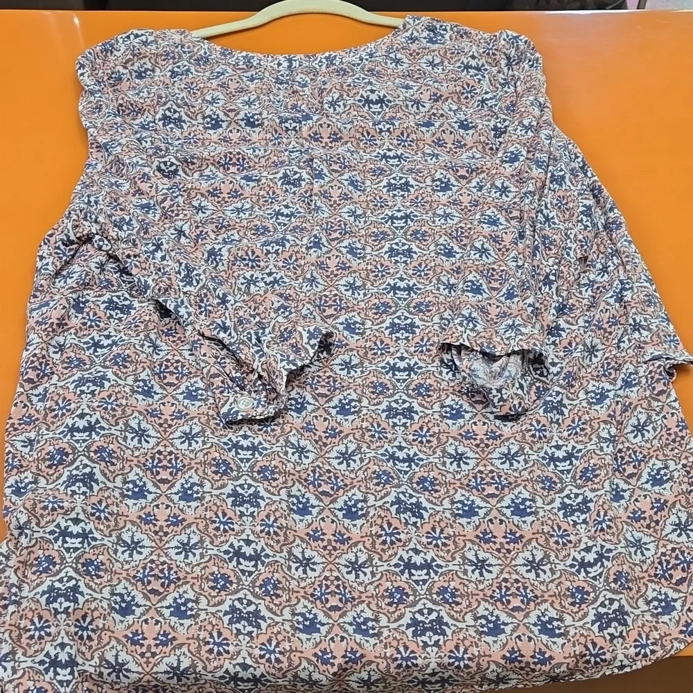 Artisan NY lightweight multicolored pattern top, 3/4 length button sleeves, 1X - Picture 4 of 5